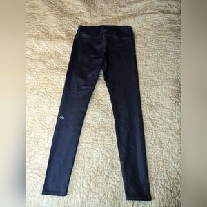 Alo airbrush legging in rich navy glossy